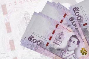 500 Thais baht rekeningen leugens in stack Aan achtergrond van groot semi-transparant bankbiljet. abstract presentatie van nationaal valuta foto