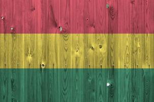 Bolivia vlag afgebeeld in helder verf kleuren Aan oud houten muur. getextureerde banier Aan ruw achtergrond foto