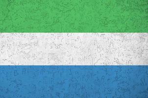 Sierra Leone vlag afgebeeld in helder verf kleuren Aan oud Verlichting bepleistering muur. getextureerde banier Aan ruw achtergrond foto