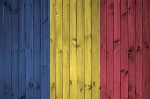 Roemenië vlag afgebeeld in helder verf kleuren Aan oud houten muur. getextureerde banier Aan ruw achtergrond foto
