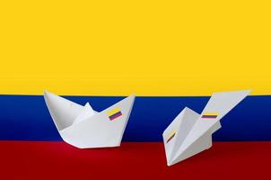 Colombia vlag afgebeeld Aan papier origami vliegtuig en boot. handgemaakt kunsten concept foto