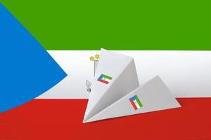 equatoriaal Guinea vlag afgebeeld Aan papier origami vliegtuig. handgemaakt kunsten concept foto