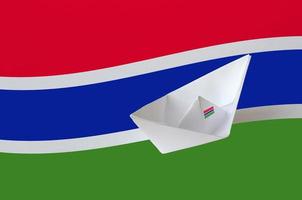 Gambia vlag afgebeeld Aan papier origami schip detailopname. handgemaakt kunsten concept foto