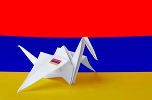 Armenië vlag afgebeeld Aan papier origami kraan vleugel. handgemaakt kunsten concept foto