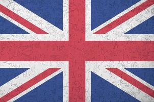 Super goed Brittannië vlag afgebeeld in helder verf kleuren Aan oud Verlichting bepleistering muur. getextureerde banier Aan ruw achtergrond foto