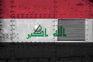 Irak vlag afgebeeld Aan kant een deel van leger gepantserd tank detailopname. leger krachten conceptuele achtergrond foto