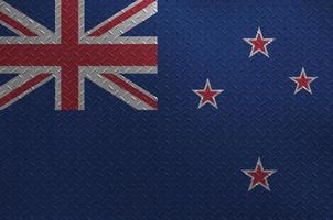 nieuw Zeeland vlag afgebeeld in verf kleuren Aan oud geborsteld metaal bord of muur detailopname. getextureerde banier Aan ruw achtergrond foto