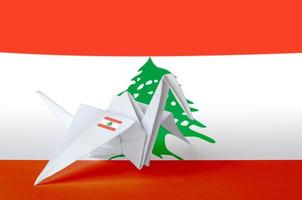 Libanon vlag afgebeeld Aan papier origami kraan vleugel. handgemaakt kunsten concept foto
