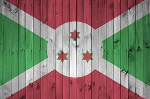 Burundi vlag afgebeeld in helder verf kleuren Aan oud houten muur. getextureerde banier Aan ruw achtergrond foto