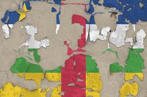 centraal Afrikaanse republiek vlag afgebeeld in verf kleuren Aan oud verouderd rommelig beton muur detailopname. getextureerde banier Aan ruw achtergrond foto
