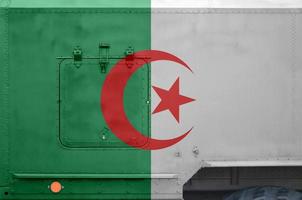 Algerije vlag afgebeeld Aan kant een deel van leger gepantserd vrachtauto detailopname. leger krachten conceptuele achtergrond foto