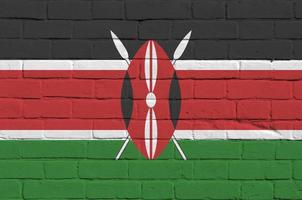 Kenia vlag afgebeeld in verf kleuren Aan oud steen muur. getextureerde banier Aan groot steen muur metselwerk achtergrond foto