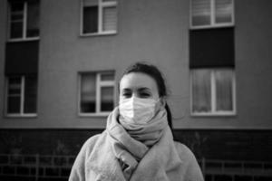 shot van een meisje met een masker, op straat. lockdown covid-19 pandemie. foto