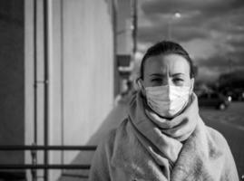 een foto van een meisje met een masker. geïsoleerde covid-19 pandemie.