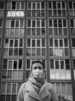 shot van een meisje met een masker, op straat. lockdown covid-19 pandemie. foto