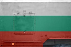 bulgarije vlag afgebeeld Aan kant een deel van leger gepantserd vrachtauto detailopname. leger krachten conceptuele achtergrond foto
