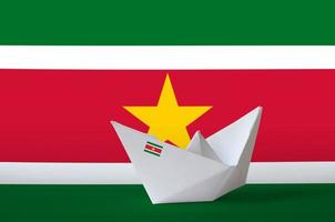 Suriname vlag afgebeeld Aan papier origami schip detailopname. handgemaakt kunsten concept foto