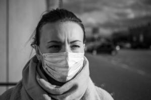 een foto van een meisje met een masker. geïsoleerde covid-19 pandemie.