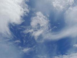 blauw lucht met gezwollen wolken achtergrond. natuurlijk achtergrond. foto