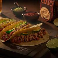 hoog hoek Mexicaans taco's Aan houten achtergrond foto