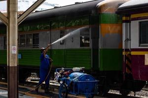 Bangkok, Thailand - september 24 een schoonmaakster is schoonmaak een trein Bij hua lamphong station Aan september 24, 2022 in Bangkok, Thailand. foto