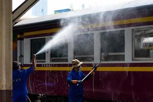 Bangkok, Thailand - september 24 een schoonmaakster is schoonmaak een trein Bij hua lamphong station Aan september 24, 2022 in Bangkok, Thailand. foto