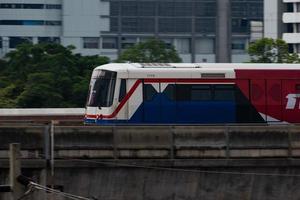 bangkok-thailand sep 25, 2022 bts lucht trein rennen Gaan naar Siam station in dag tijd. foto