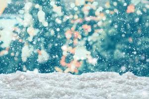 leeg wit sneeuw met vervagen Kerstmis boom met bokeh licht achtergrond foto