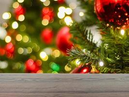 de leeg tafel houten bord in voorkant van de achtergrond is vervaagd. bruin hout in de licht van een Kerstmis boom kan worden gebruikt naar Scherm of montage uw producten. bespotten omhoog voor Product Scherm. foto