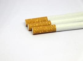 hou op roken concept voor de helft en voor de helft gebroken sigaret geïsoleerd Aan wit achtergrond foto