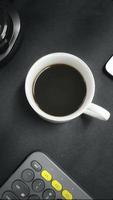 zwart koffie Aan de zwart tafel foto