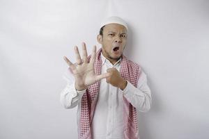 mooi Aziatisch moslim Mens met hand- gebaar houding afwijzing of verbod met kopiëren ruimte foto