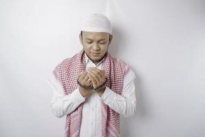 gelukkig knap Aziatisch moslim Mens is bidden naar god. foto