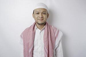 een portret van een gelukkig Aziatisch moslim Mens glimlachen geïsoleerd door wit achtergrond foto