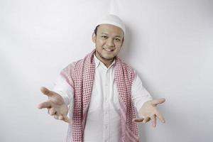 jong Aziatisch moslim Mens presenteren een idee terwijl glimlachen Aan geïsoleerd wit achtergrond foto
