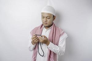 gelukkig knap Aziatisch moslim Mens is bidden naar god. foto