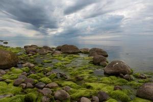 stenen Aan de kust van de Baltisch zee Bij zonsondergang foto