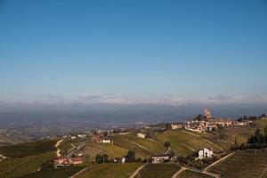 de kasteel van serralunga d'alba, in de piemontese langhe in de herfst van 2022 foto