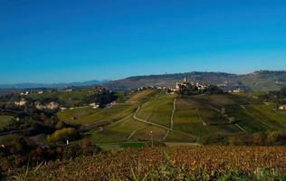 de kasteel van serralunga d'alba, in de piemontese langhe in de herfst van 2022 foto