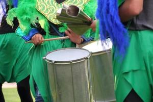 percussie instrumenten veren en carnaval borduurwerk foto