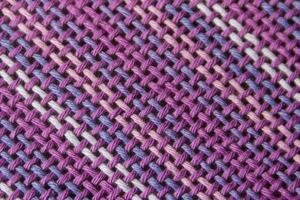 geweven kleding stof structuur met ultraviolet en lila kleuren foto