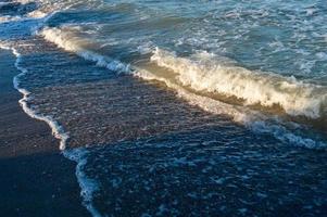 zeegezicht Golf van de zee Aan de zanderig strand foto