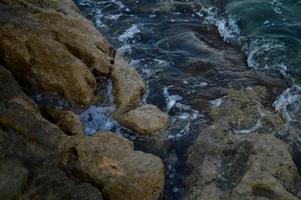 rotsen Bij de zee, zee golven crashen foto