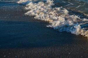 zeegezicht Golf van de zee Aan de zanderig strand foto