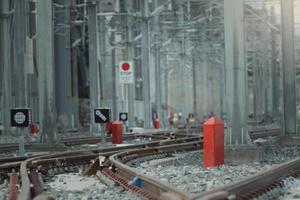 trein sporen leidend naar de station foto