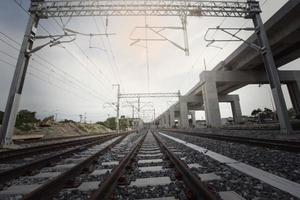 trein sporen leidend naar de station foto