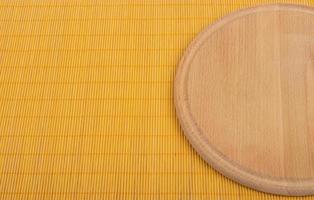 ronde houten snijdend bord, rustiek gerecht. foto