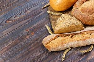 vers brood en tarwe Aan de houten. top visie met kopiëren ruimte foto