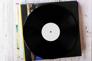 stapel van oud vinyl records Aan houten achtergrond foto