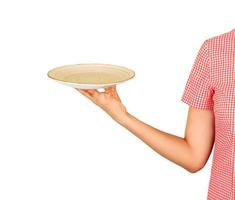 ober meisje houdt een leeg ronde matte bord met een hand. perspectief visie sjabloon voor uw ontwerp. geïsoleerd Aan wit achtergrond foto